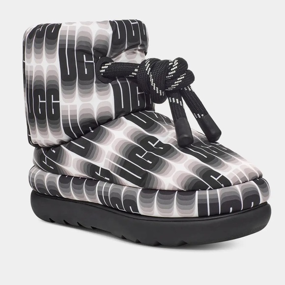 NIB UGG Women's Classic Maxi Wavelength Short Black & White Water Repellency - Picture 2 of 7